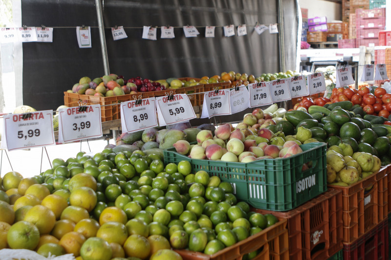 Inflação de janeiro fica em 0,42%, pressionada pela alta dos alimentos