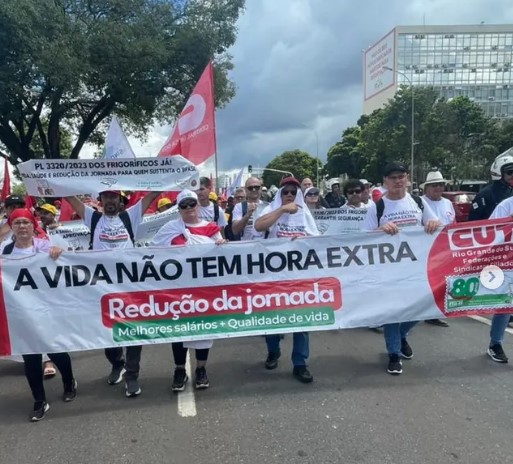 A VIDA NÃO TEM HORA EXTRA